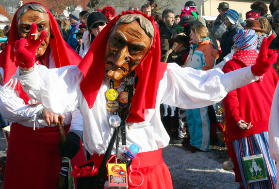 Faschingsumzug mit Hexen in Weiler in den Bergen