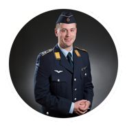 Portraitfoto von Christian Krieg im Dienstanzug der Luftwaffe